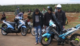 Bắt nhóm thanh niên đua xe trong đường băng sân bay CamLy